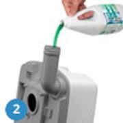 Az alsó (emésztő) tartályba két liter vizet és lebontószert öntsön!